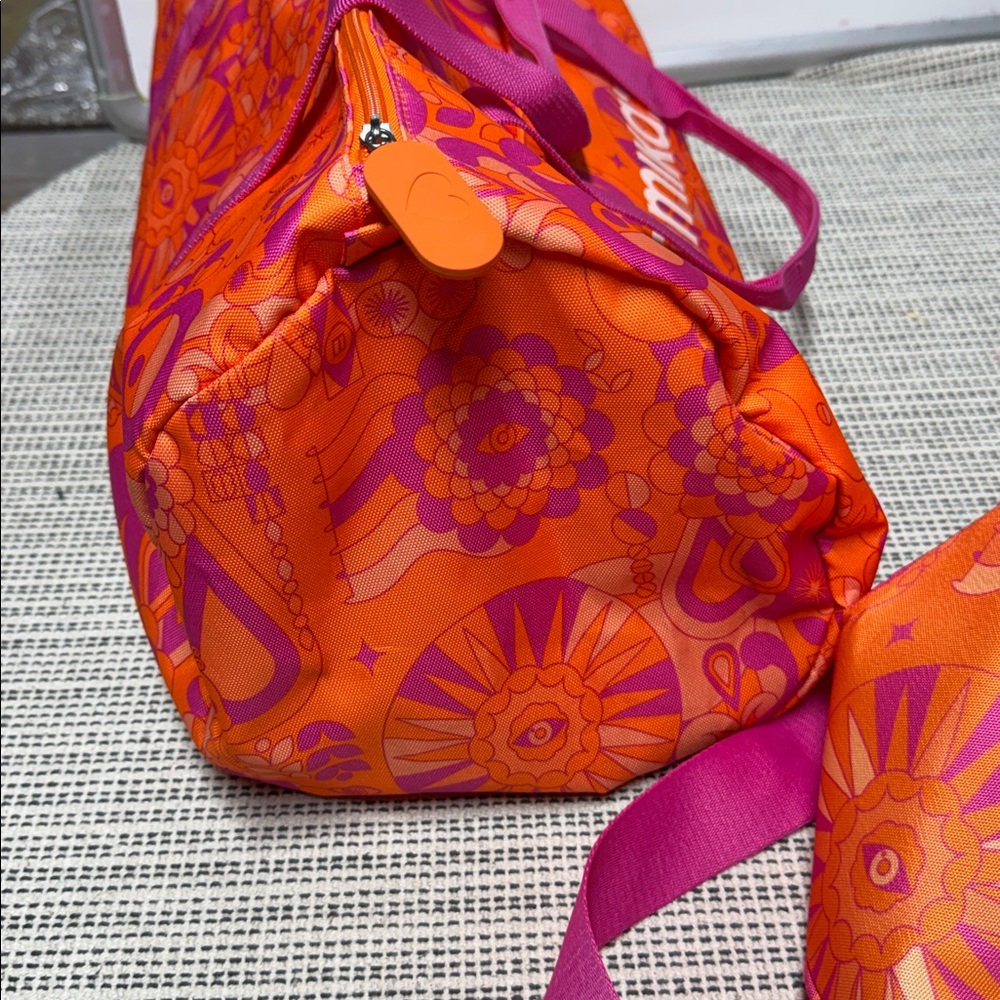 amika signature print gym duffle bag and a matching insulated cooler bag set - Picture 11 of 11